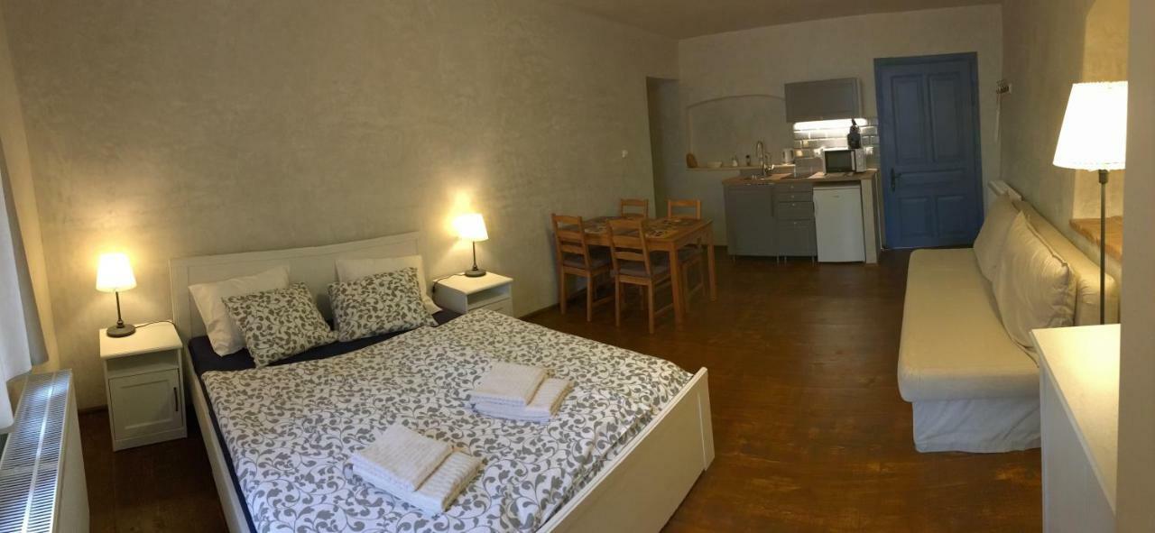 U Dr. Fausta Apartment สลาโวนิเซ ภายนอก รูปภาพ